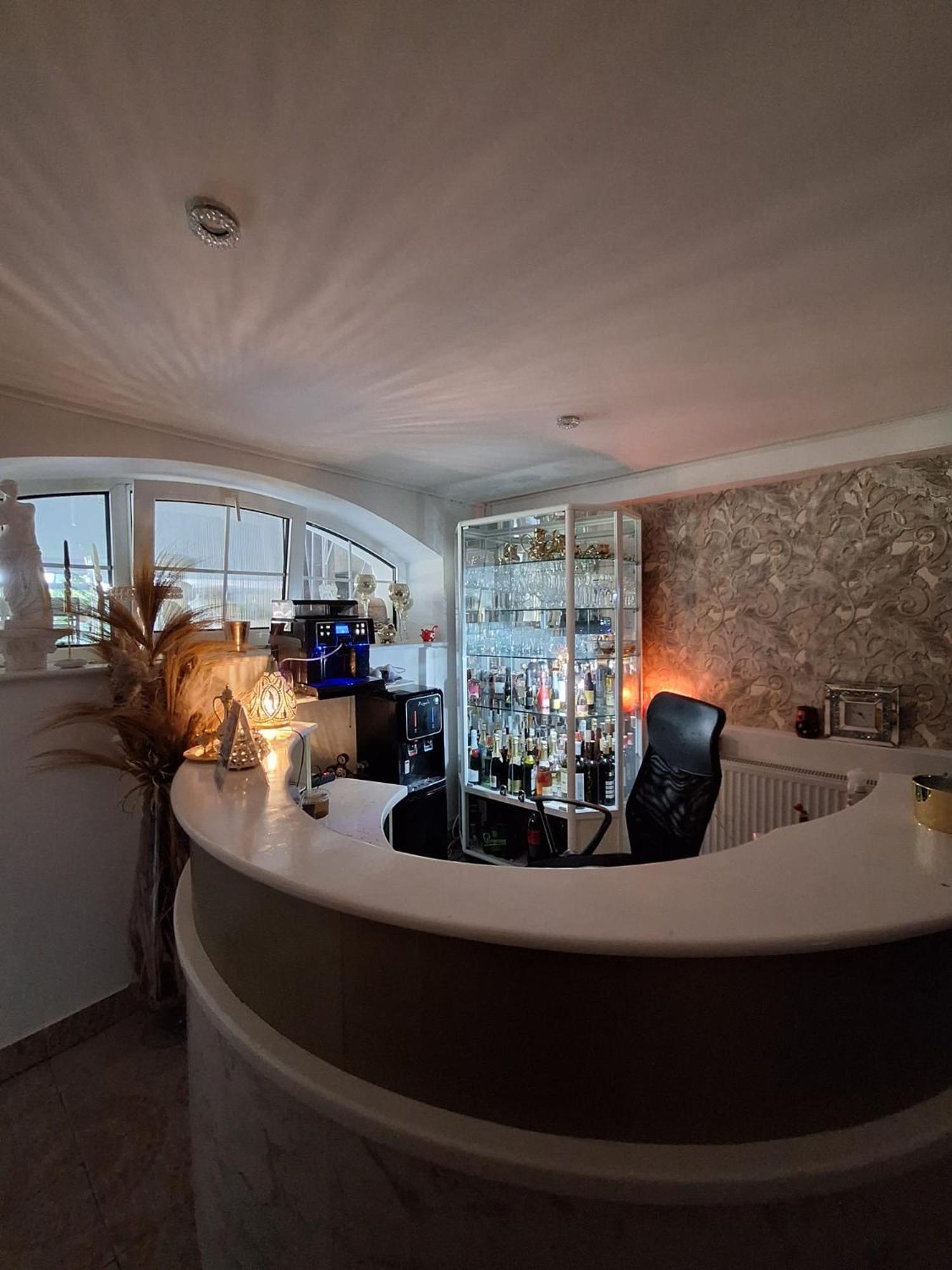 Meduza Wellness Spa S Ubytovanim Hlohovec Extérieur photo